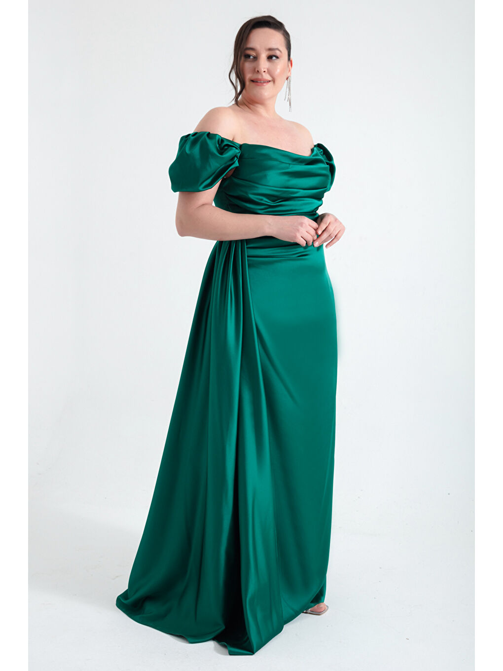 Kadın Zümrüt Yeşili Kayık Yaka Kuyruklu Uzun Saten Abiye & Mezuniyet Elbisesi-2