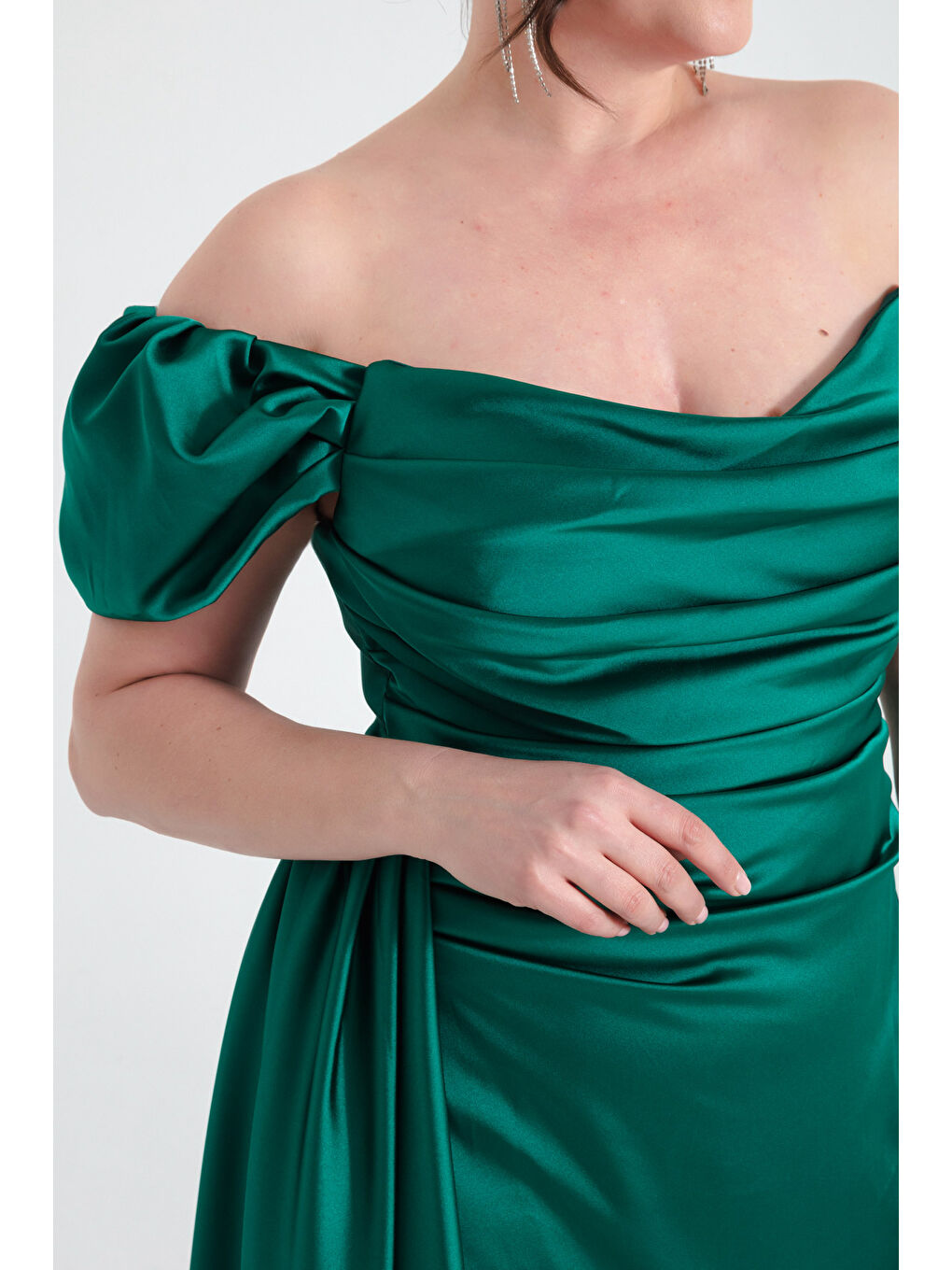 Kadın Zümrüt Yeşili Kayık Yaka Kuyruklu Uzun Saten Abiye & Mezuniyet Elbisesi-3