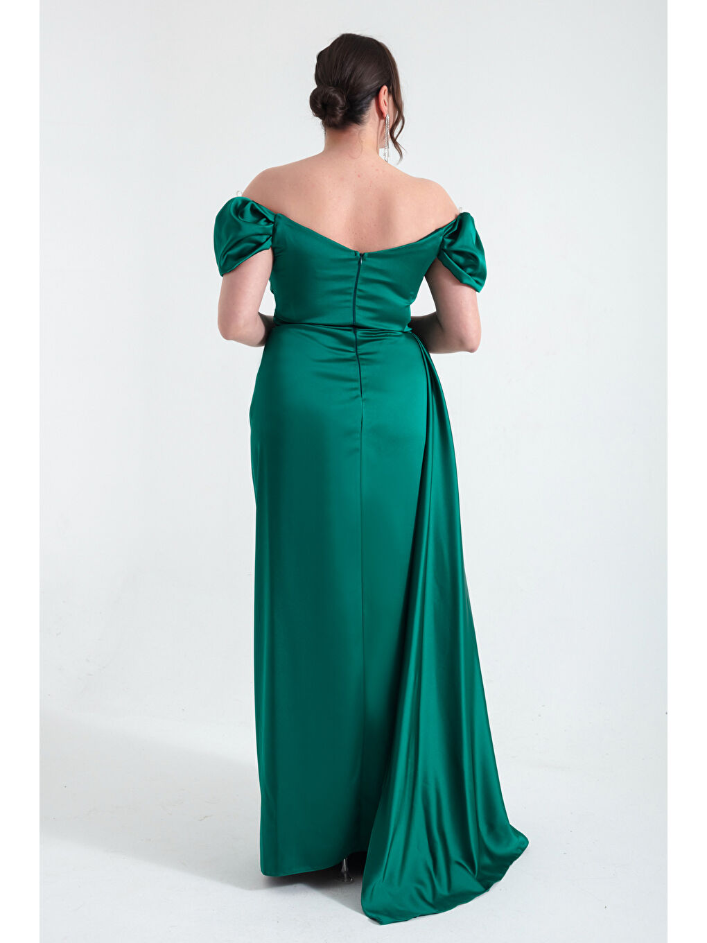 Kadın Zümrüt Yeşili Kayık Yaka Kuyruklu Uzun Saten Abiye & Mezuniyet Elbisesi-4