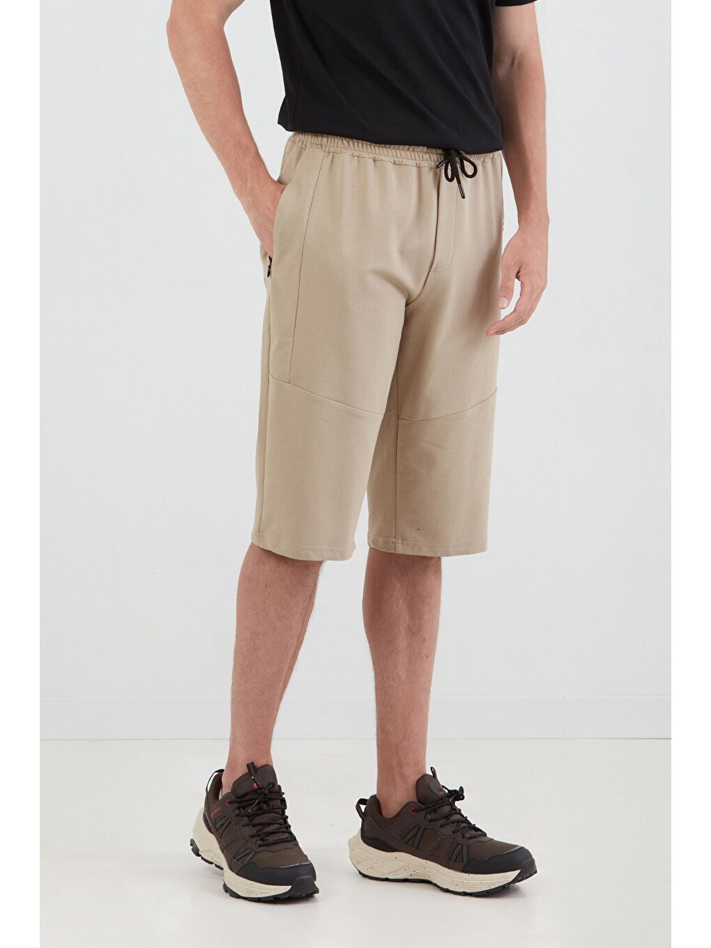 Bej Beli Lastikli Cebi Fermuarlı Yazı Baskılı Kapri