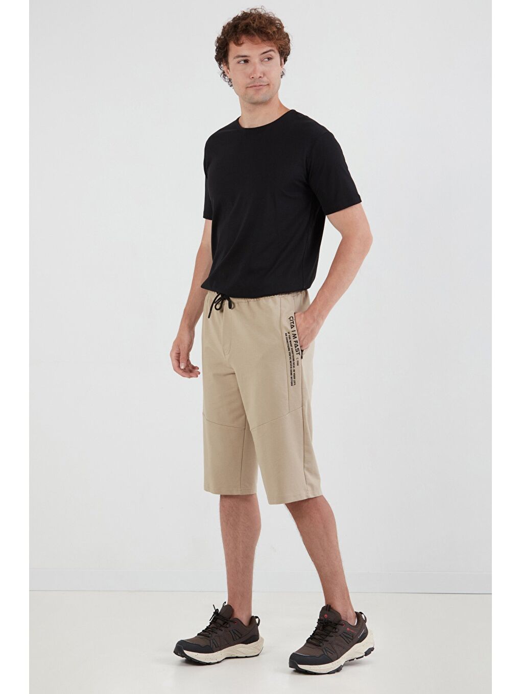 Bej Beli Lastikli Cebi Fermuarlı Yazı Baskılı Kapri-2