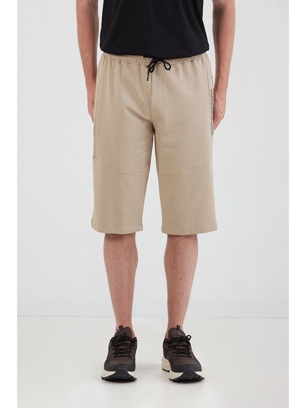 Bej Beli Lastikli Cebi Fermuarlı Yazı Baskılı Kapri-4