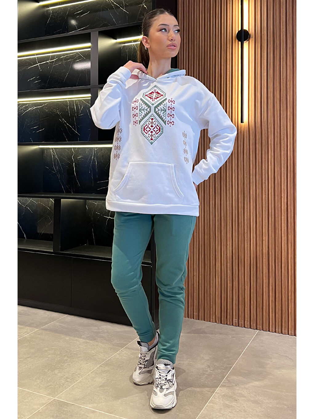 Yeşil Kadın Kapüşonlu Nakış Detaylı Şardonlu Eşofman Takımı
