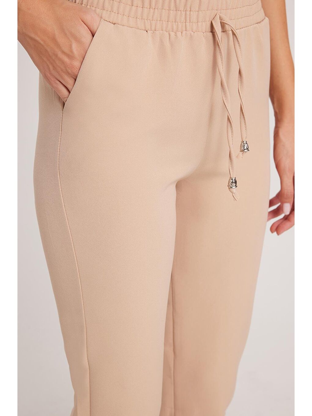 Kadın Relax Fit Rahat Kesim Yüksel Bel Dar Paça Beli Lastikli Bağcıklı Açık Bej Pantolon-2
