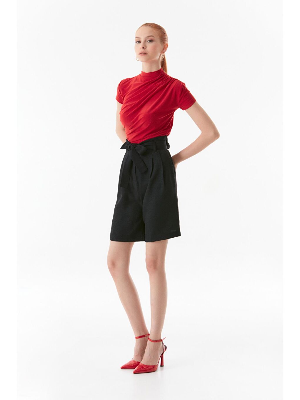 Siyah Beli Kuşaklı Cepli Şort-1