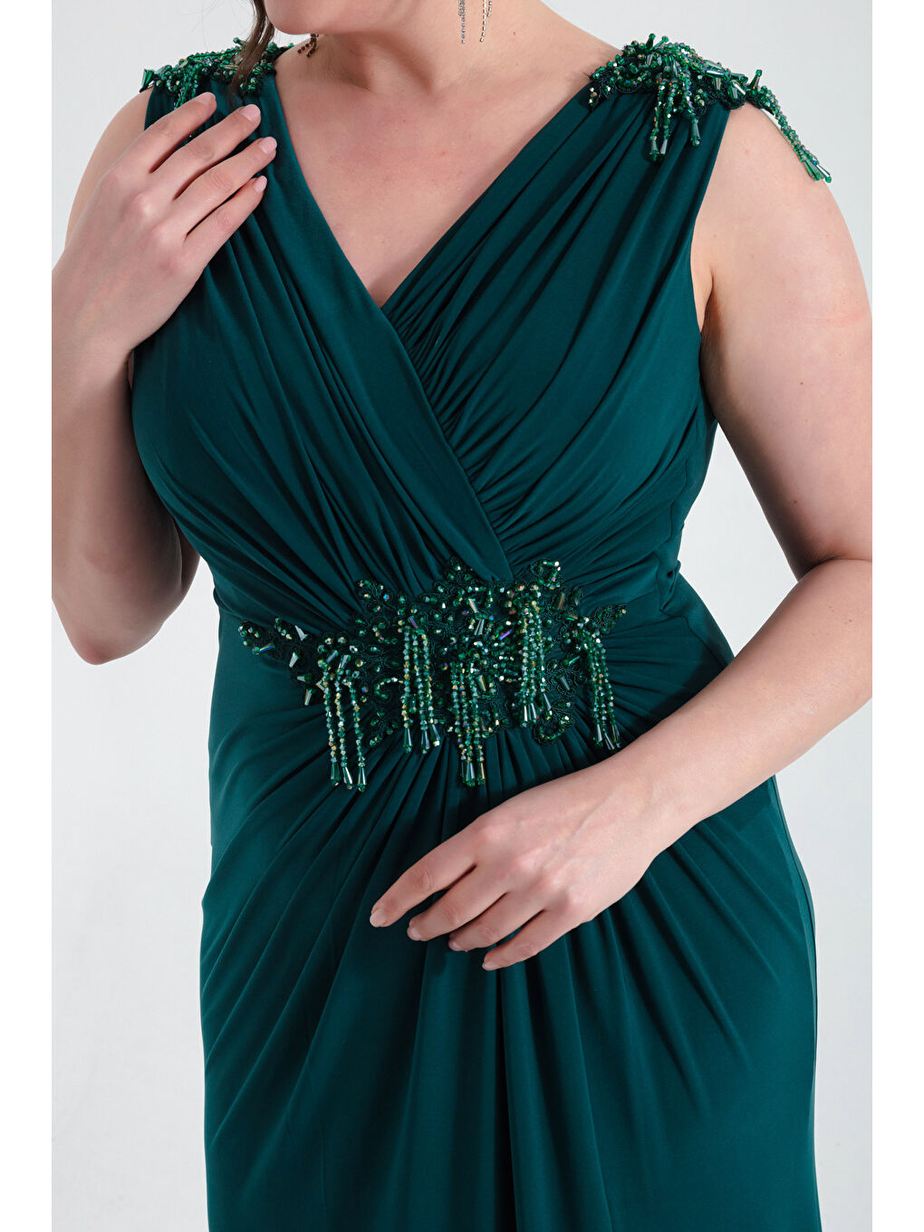Kadın Zümrüt Yeşili V Yaka Omuzları Taş Detaylı Büyük Beden Uzun Abiye Elbise-3