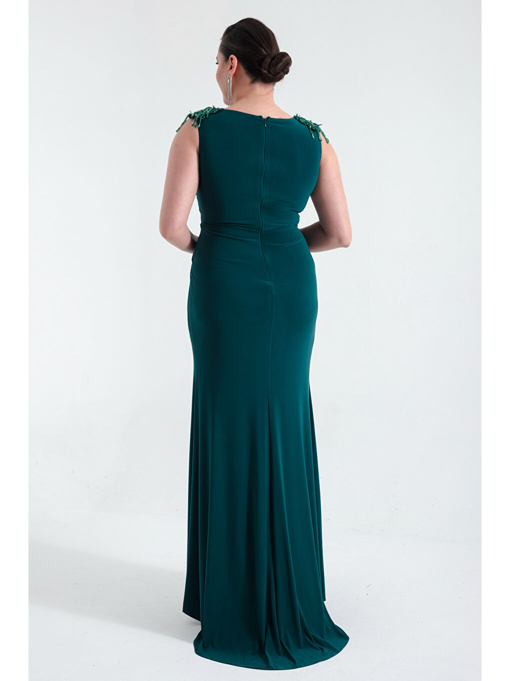 Kadın Zümrüt Yeşili V Yaka Omuzları Taş Detaylı Büyük Beden Uzun Abiye Elbise-4