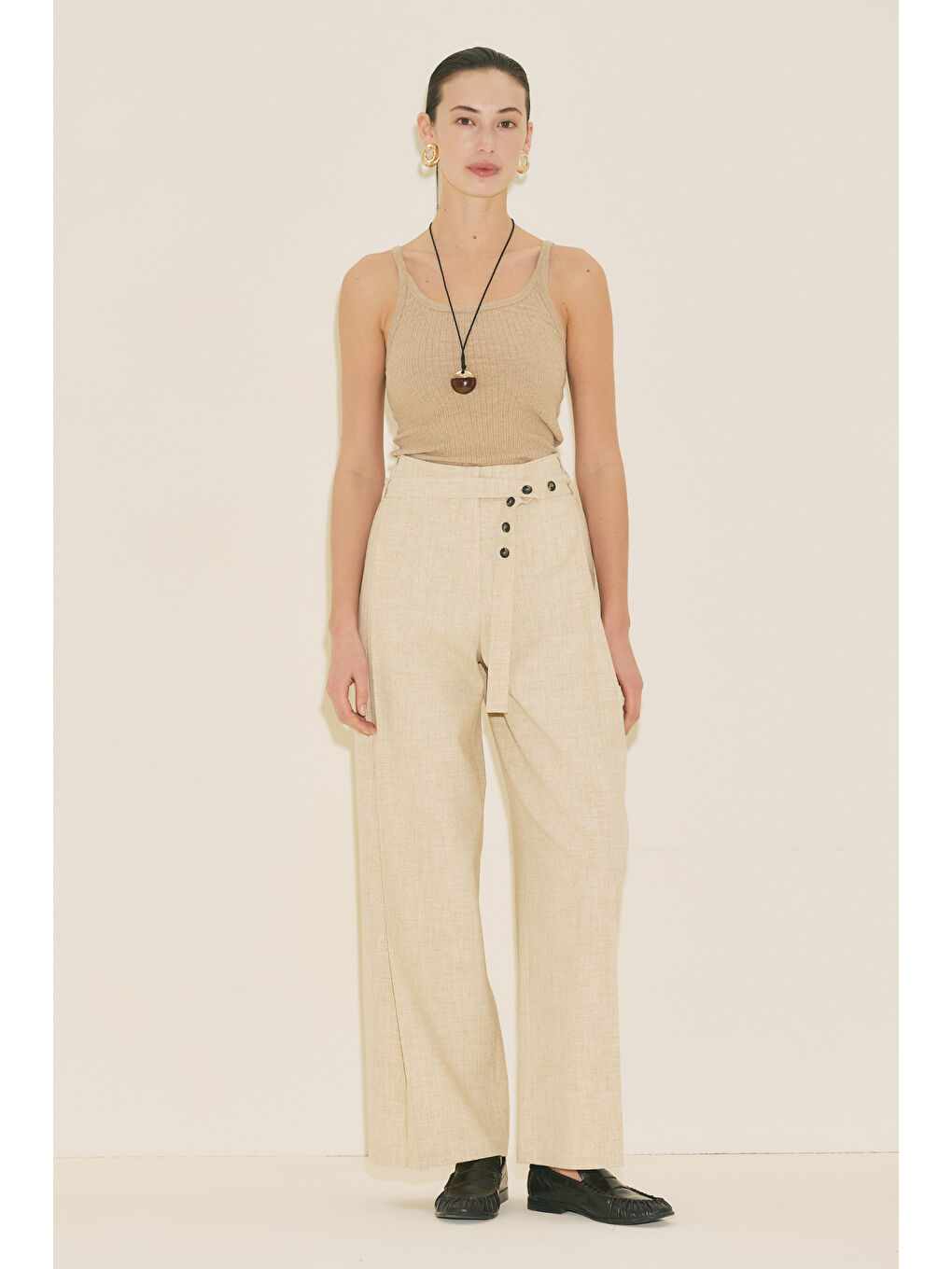 Geniş Pile Detaylı Kemerli Pantolon Bej