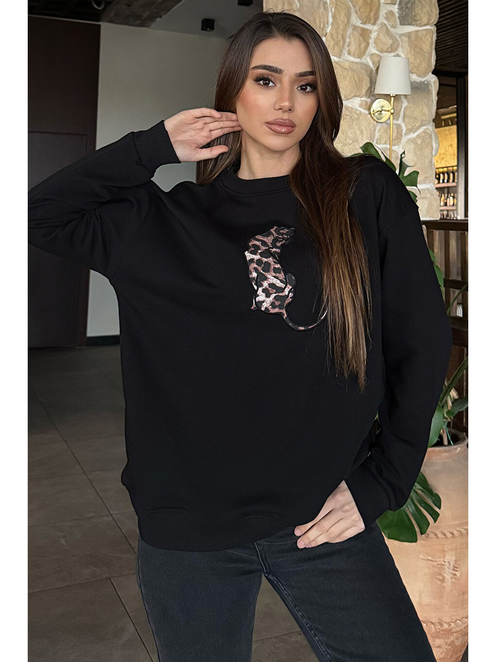 Siyah Kadın Leopar Nakışlı Üç İplik Şardonlu Sweatshirt-1