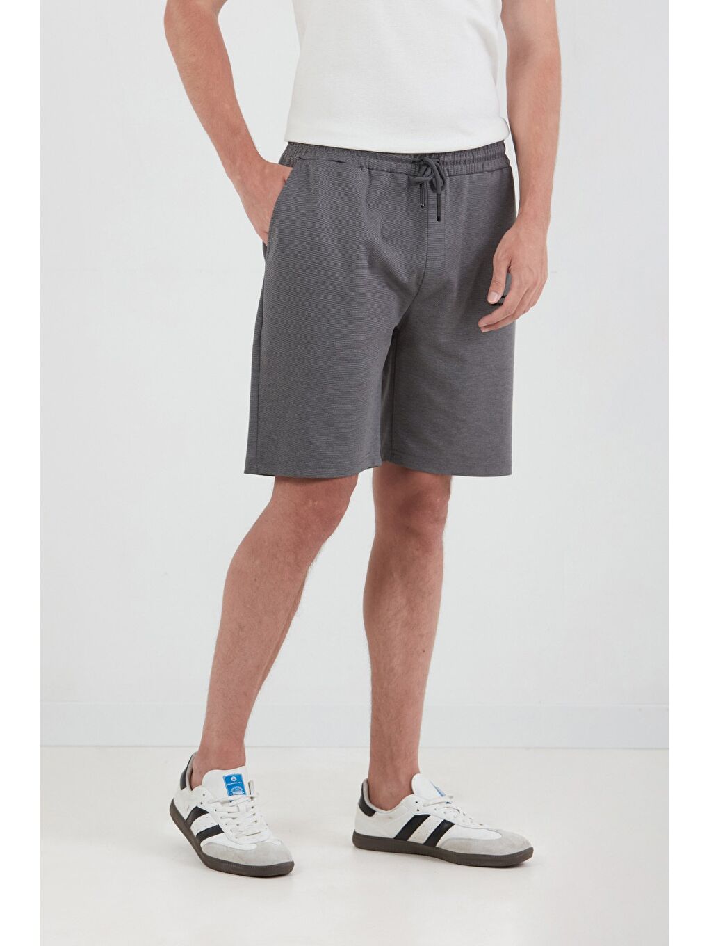 Antrasit Yazı Kabartmalı Beli Bağcıklı Şort-1