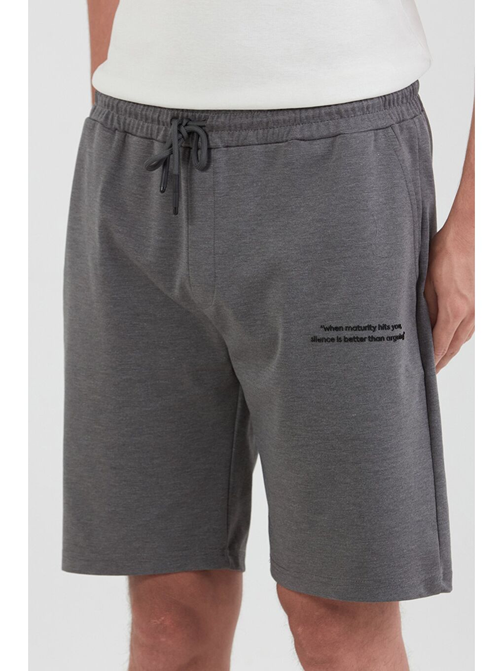 Antrasit Yazı Kabartmalı Beli Bağcıklı Şort-3