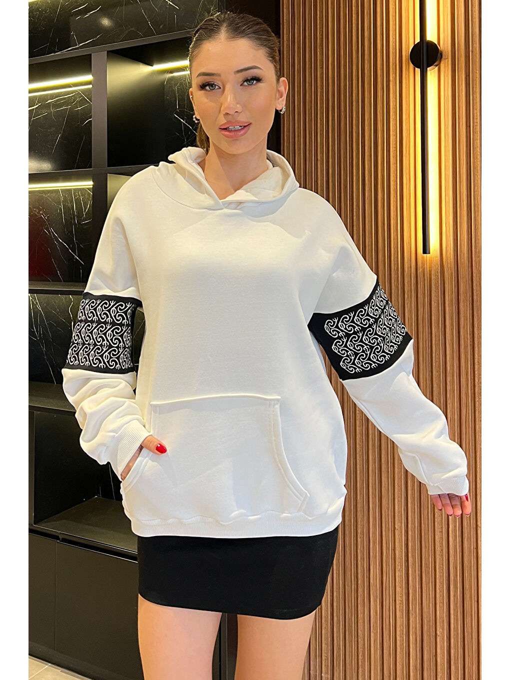 GÜLSELİ Beyaz Kadın Kapüşonlu Kol Detaylı Şardonlu Sweatshirt