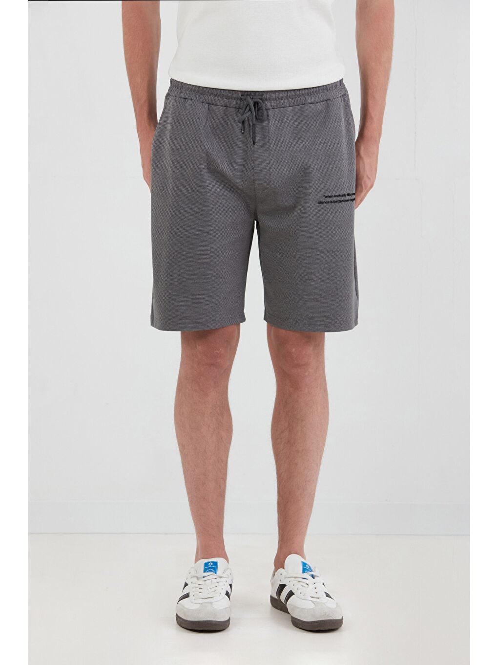 Antrasit Yazı Kabartmalı Beli Bağcıklı Şort-4