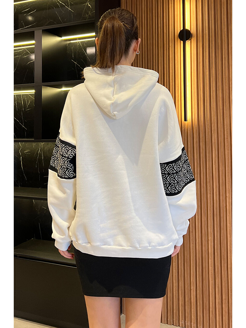 GÜLSELİ Beyaz Kadın Kapüşonlu Kol Detaylı Şardonlu Sweatshirt - 3