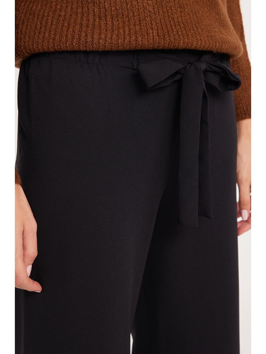 Kadın Relax Fit Rahat Kesim Lastikli Kuşak Bağlamalı Geniş Paça Siyah Pantolon-2