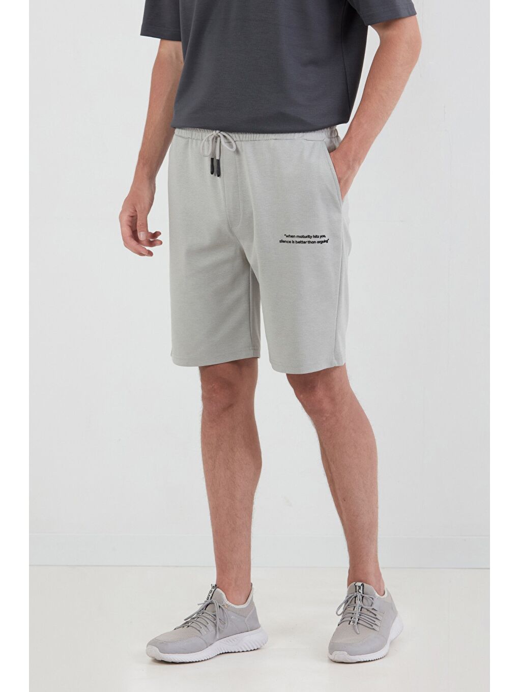 Gri Yazı Kabartmalı Beli Bağcıklı Şort-1