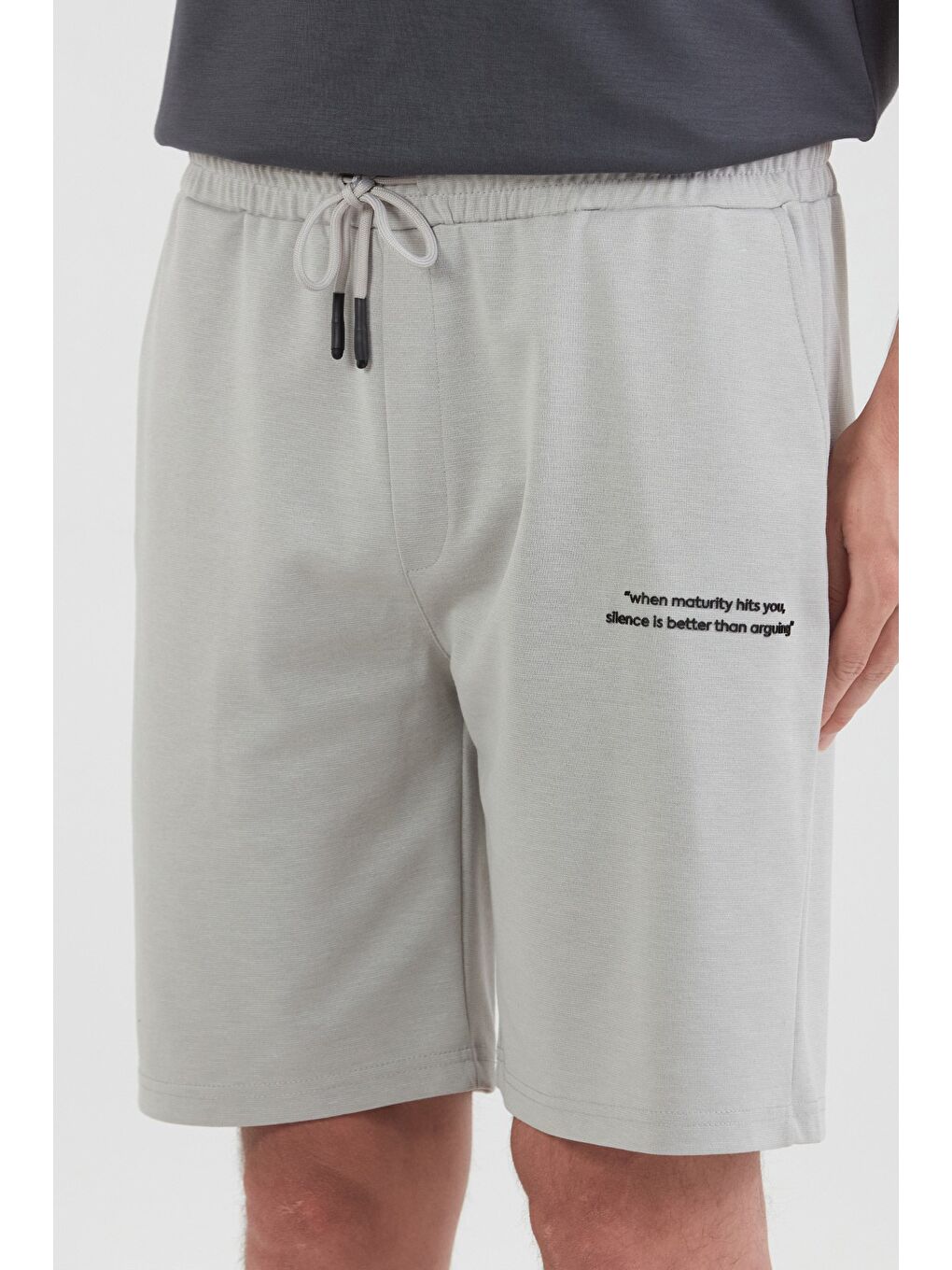 Gri Yazı Kabartmalı Beli Bağcıklı Şort-3