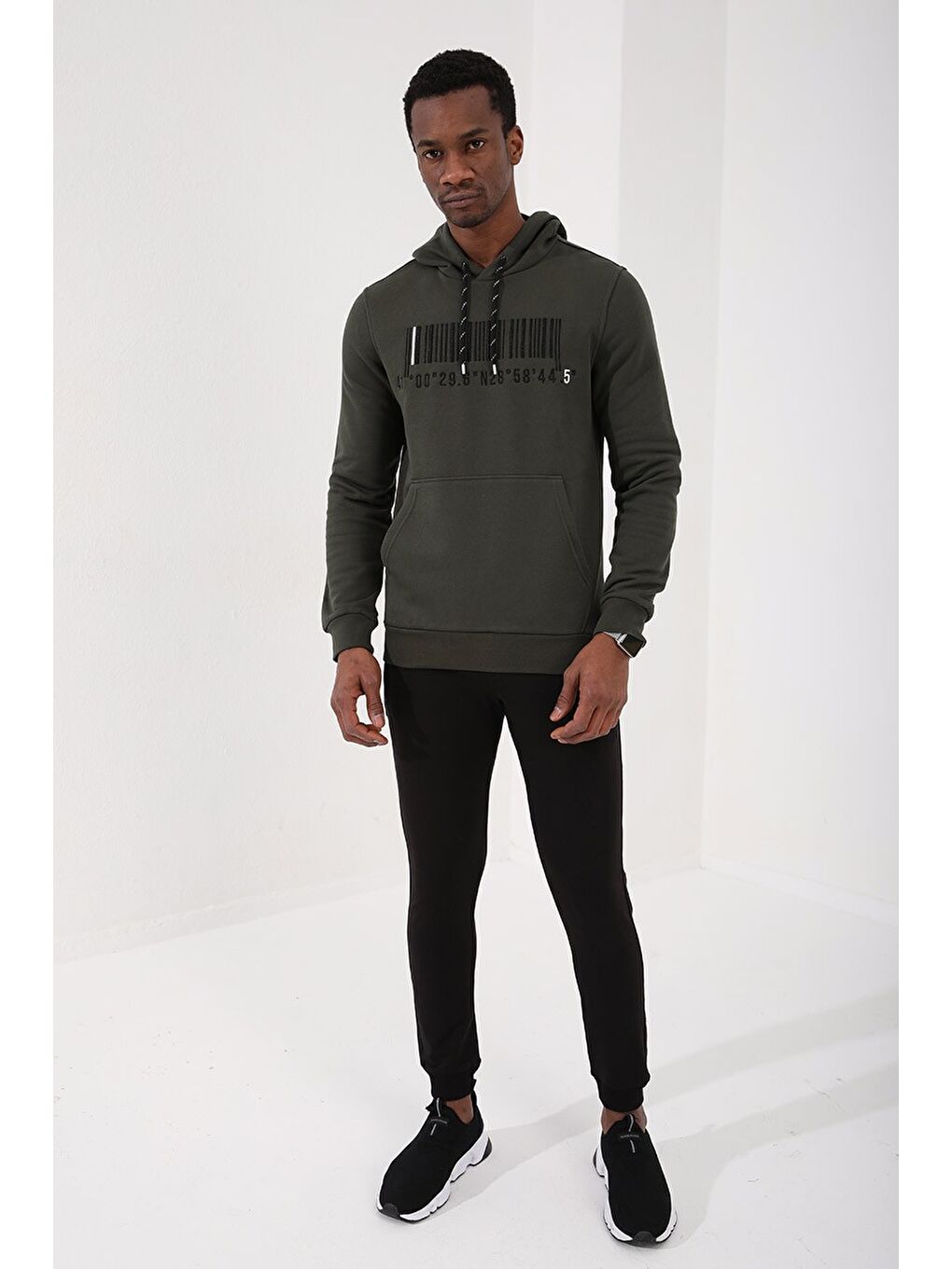 Haki Nakışlı Kanguru Cep Standart Kalıp Kapüşonlu  Erkek Hoodie - 87839-1