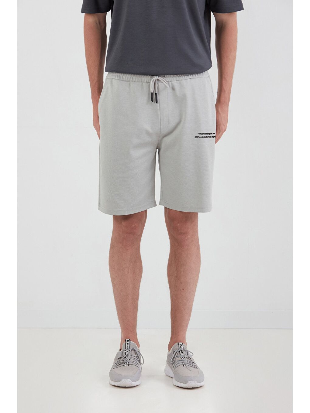 Gri Yazı Kabartmalı Beli Bağcıklı Şort-4