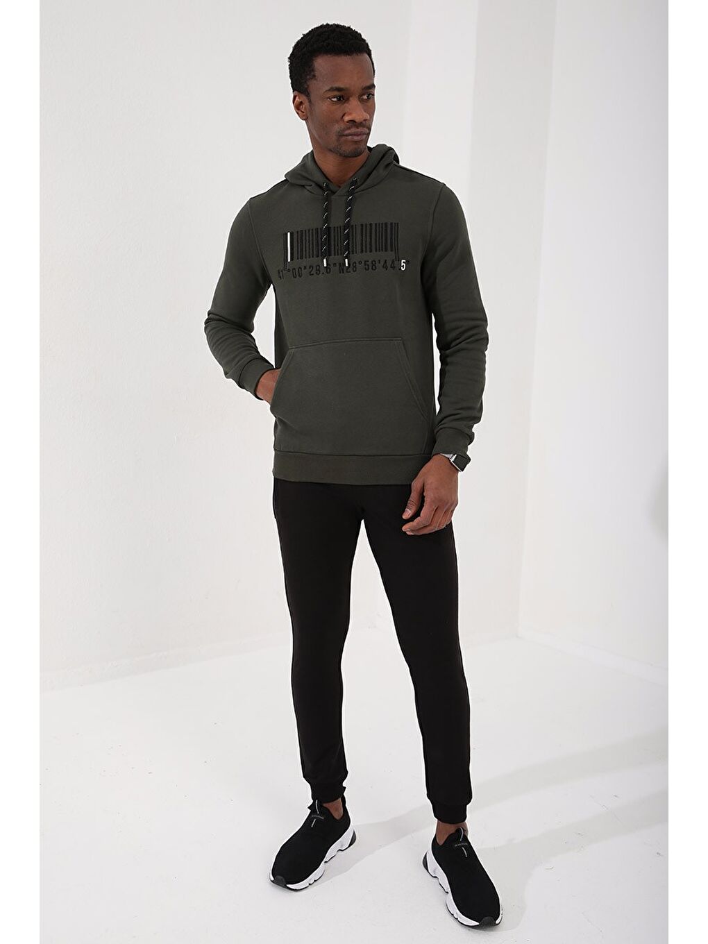 Haki Nakışlı Kanguru Cep Standart Kalıp Kapüşonlu  Erkek Hoodie - 87839-4