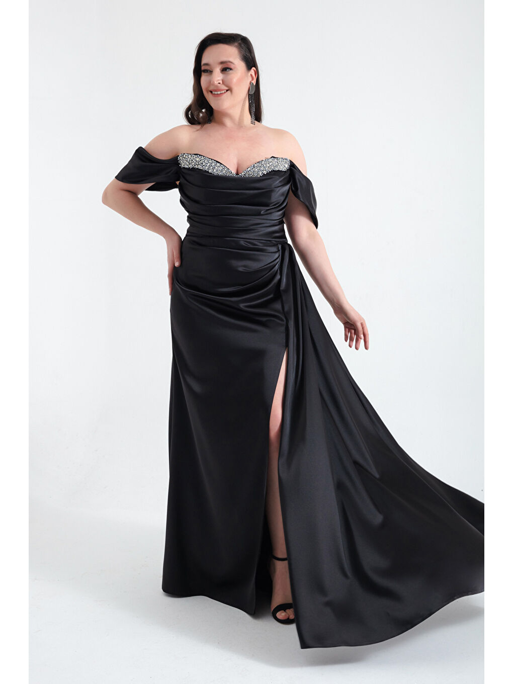 Kadın Siyah Kayık Yaka Yırtmaçlı Uzun Büyük Beden Saten Abiye Elbise