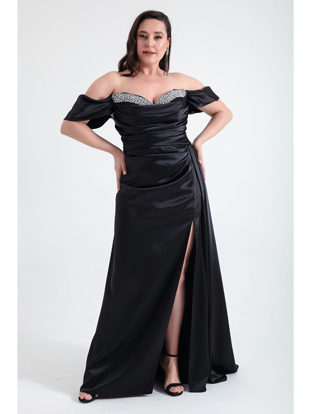 Kadın Siyah Kayık Yaka Yırtmaçlı Uzun Büyük Beden Saten Abiye Elbise-1