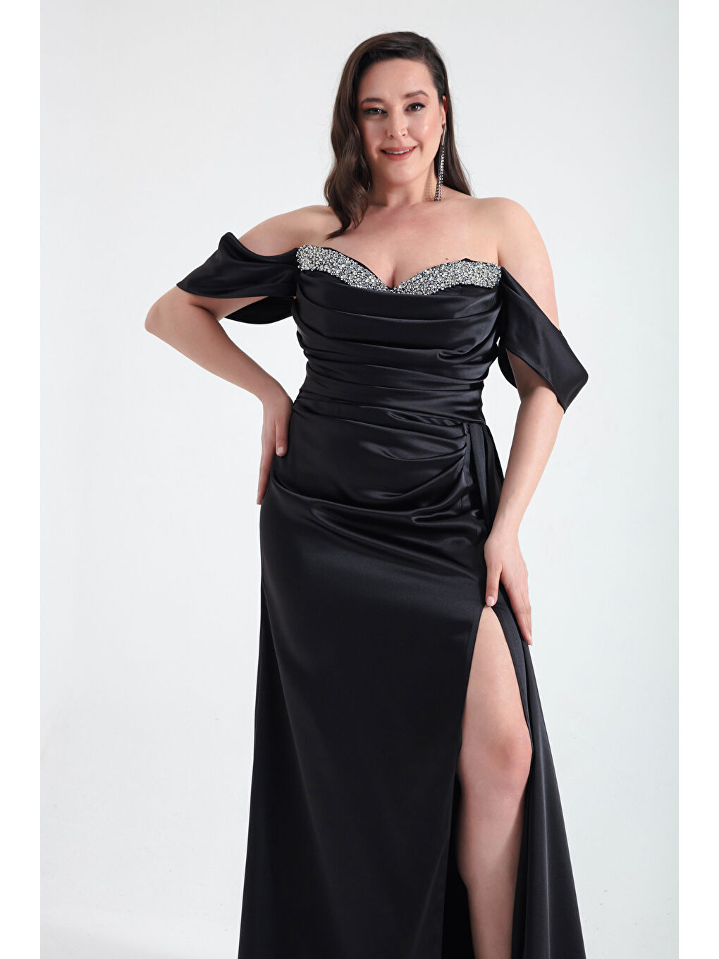 Kadın Siyah Kayık Yaka Yırtmaçlı Uzun Büyük Beden Saten Abiye Elbise-2