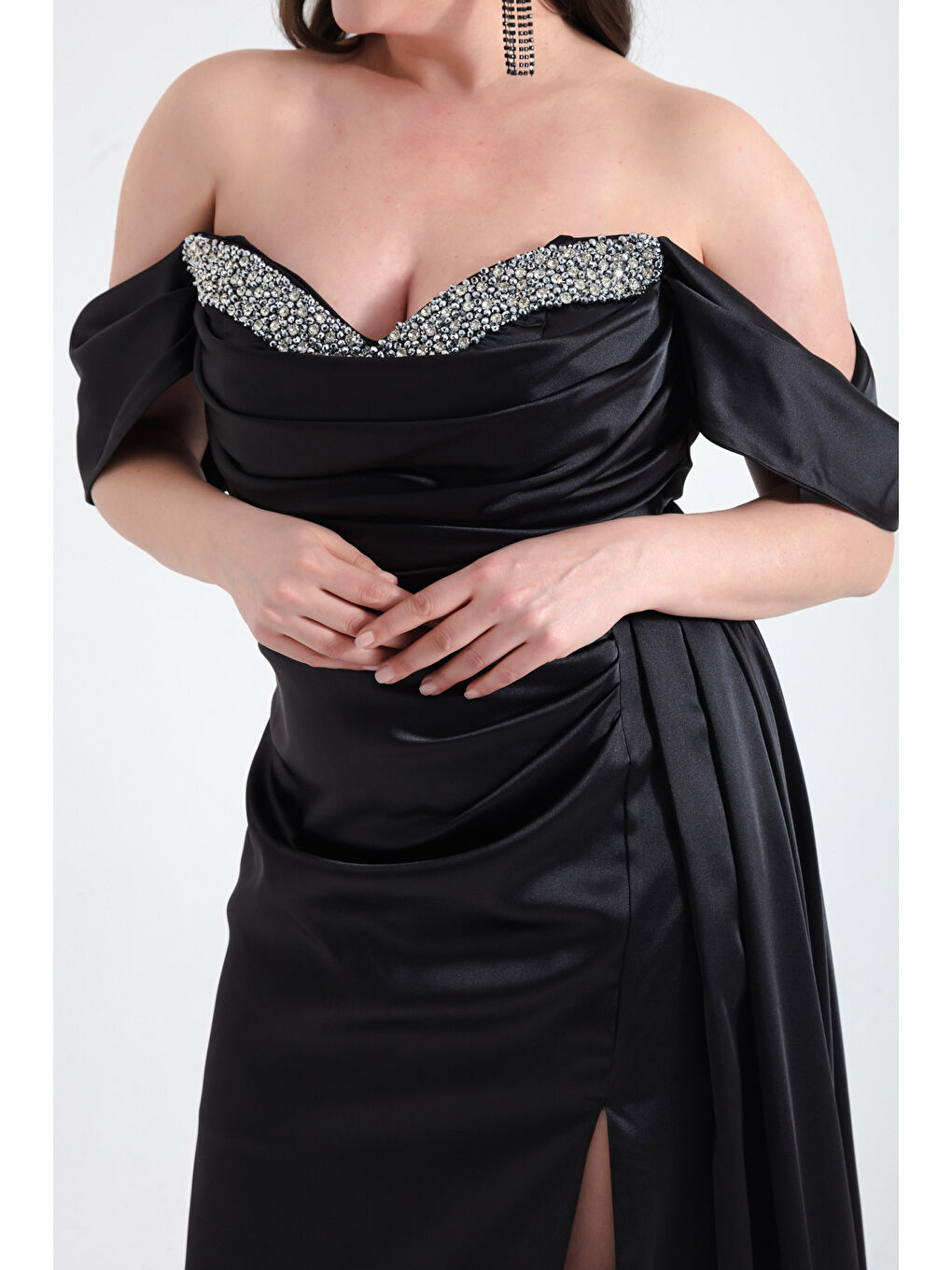 Kadın Siyah Kayık Yaka Yırtmaçlı Uzun Büyük Beden Saten Abiye Elbise-3