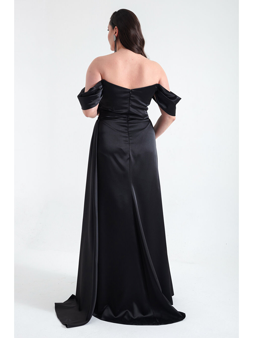 Kadın Siyah Kayık Yaka Yırtmaçlı Uzun Büyük Beden Saten Abiye Elbise-4