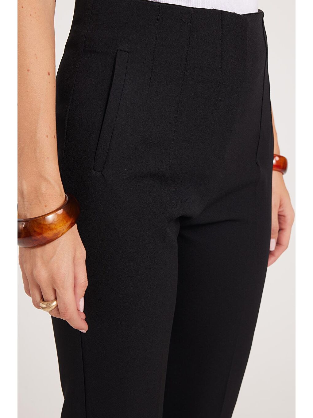 Kadın Relax Fit Rahat Kesim Yüksel Bel Dar Paça Siyah Pantolon-2