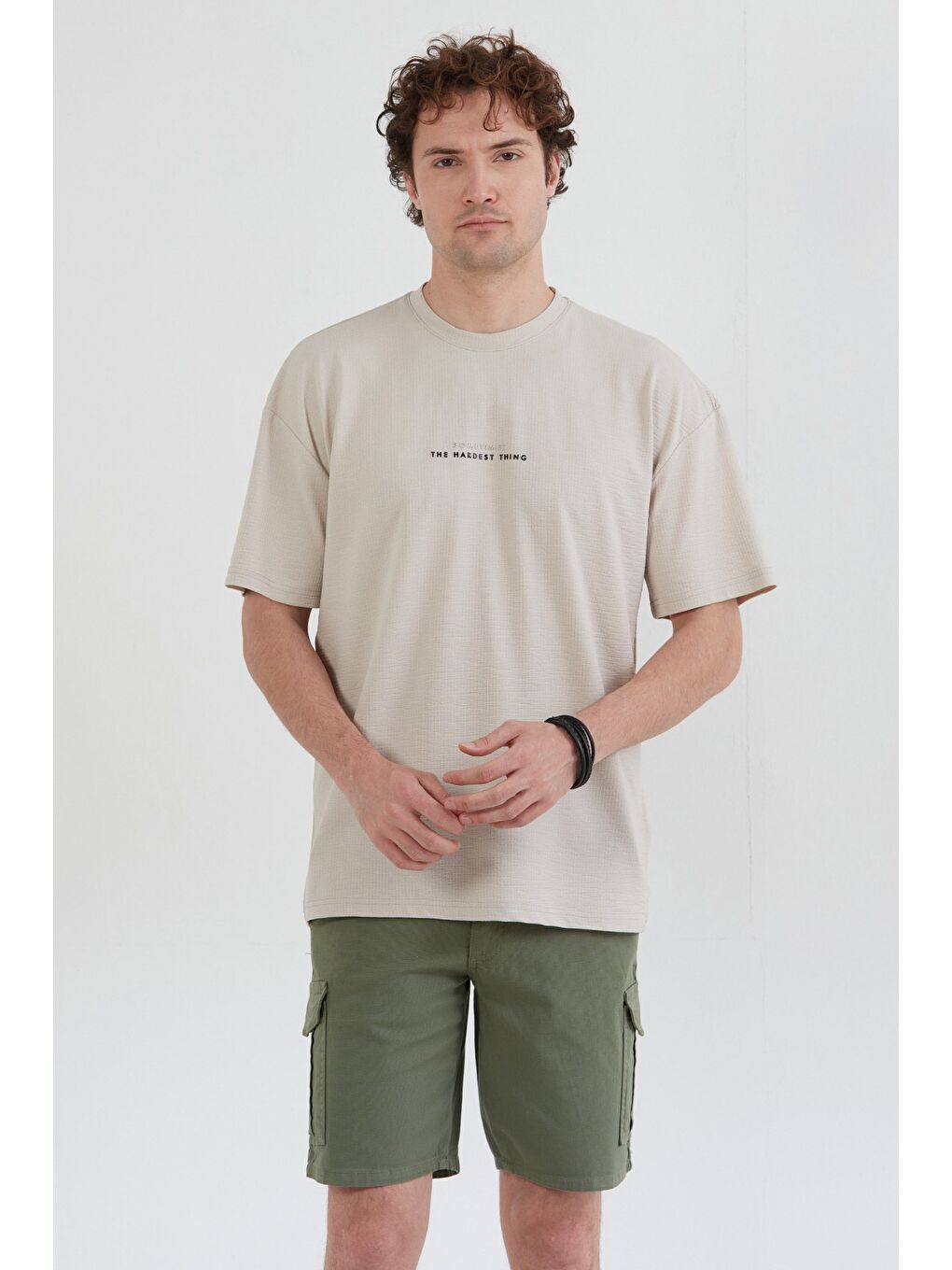 Gri Yazı Kabartma Baskılı Waffle Kumaş Bisiklet Yaka Tişört