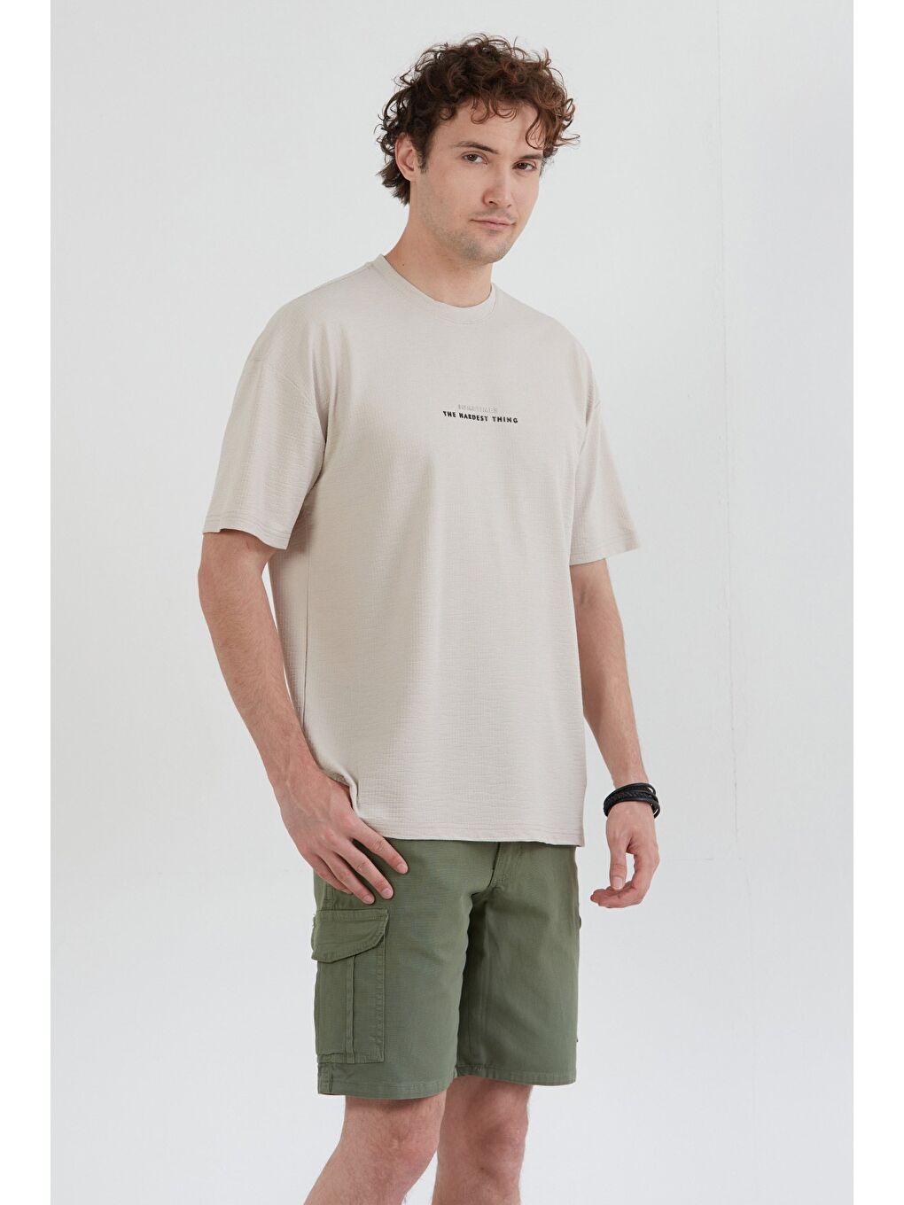 Gri Yazı Kabartma Baskılı Waffle Kumaş Bisiklet Yaka Tişört-1