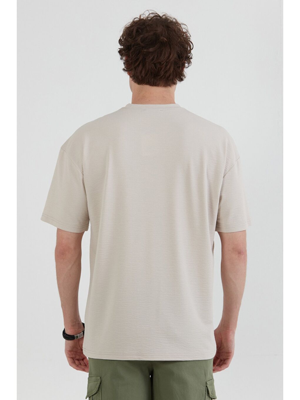 Gri Yazı Kabartma Baskılı Waffle Kumaş Bisiklet Yaka Tişört-3