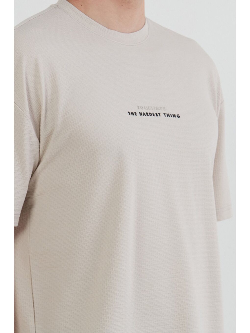 Gri Yazı Kabartma Baskılı Waffle Kumaş Bisiklet Yaka Tişört-4