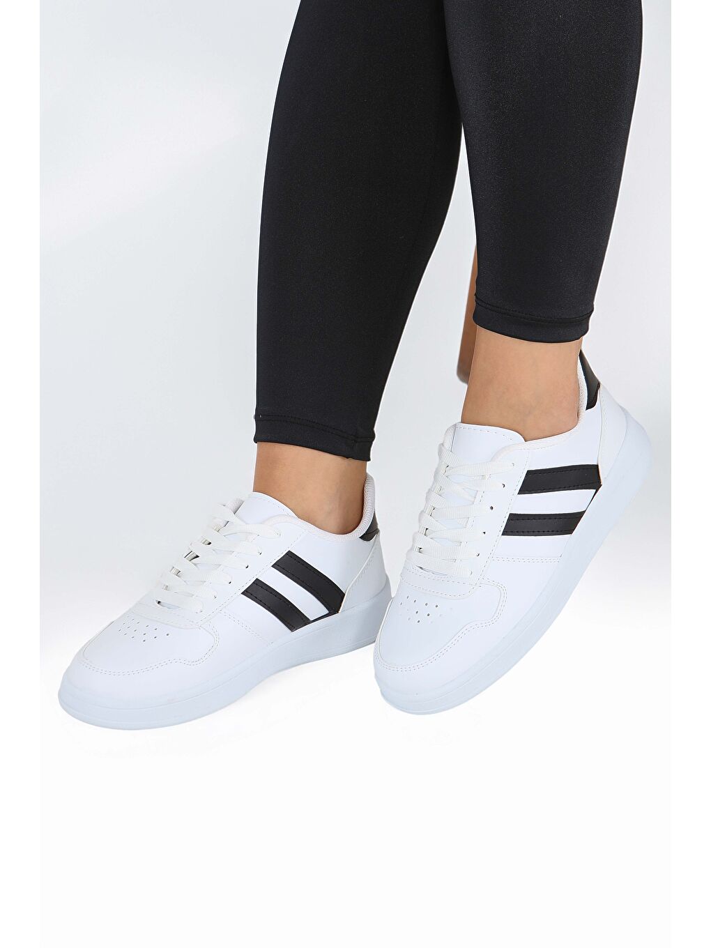 Kadın Beyaz Siyah Çizgili Suni Deri Spor Ayakkabı - 27888-BEYAZ-SIYAH-1