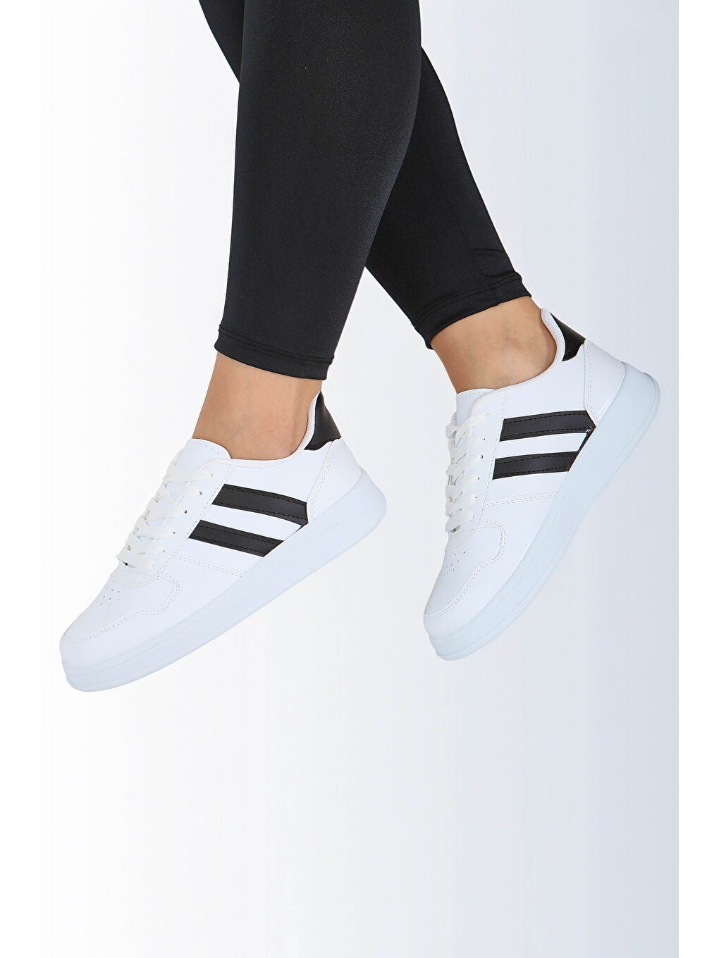 Kadın Beyaz Siyah Çizgili Suni Deri Spor Ayakkabı - 27888-BEYAZ-SIYAH-2