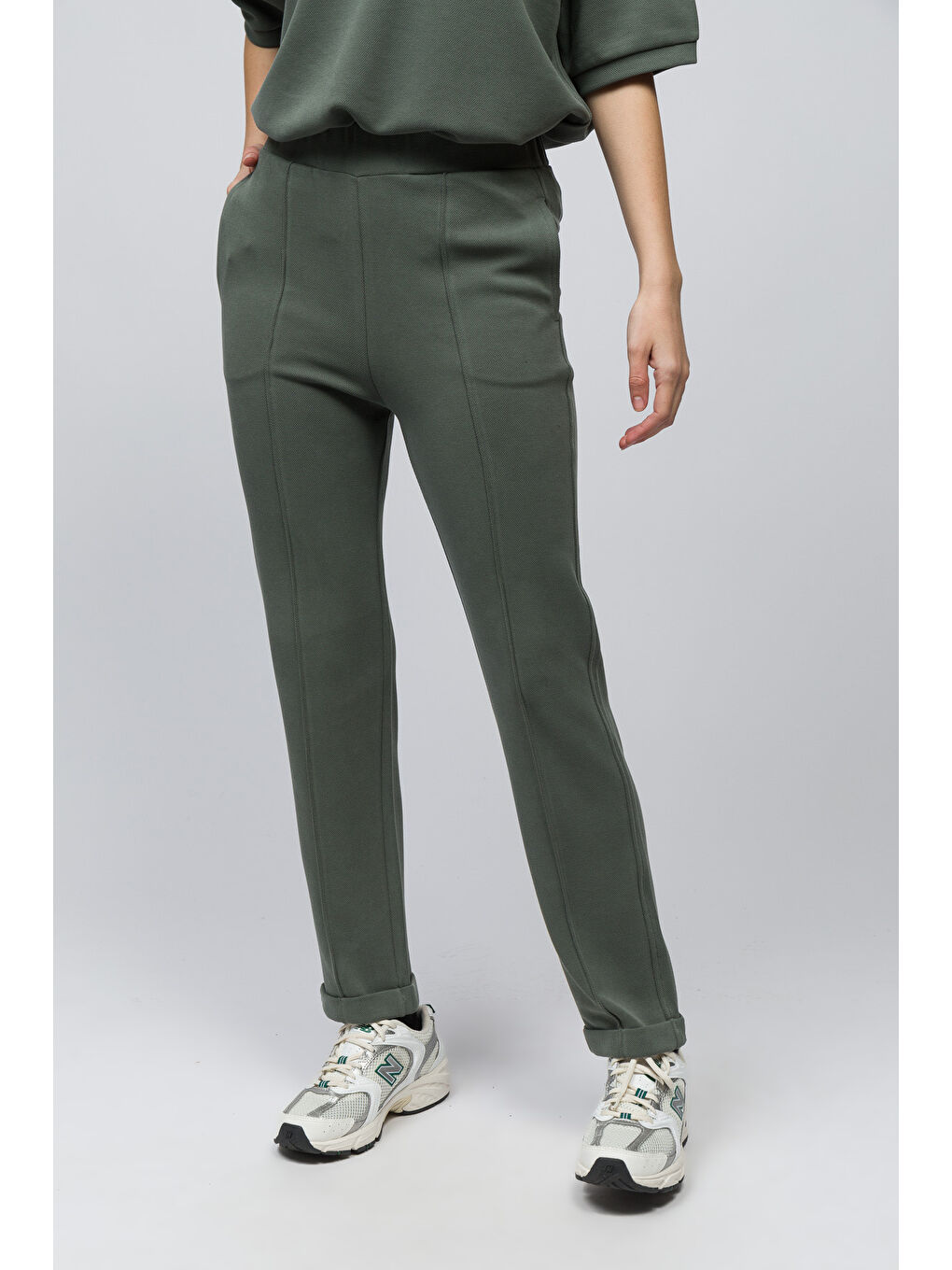 Huesca - Önü Nervür Detaylı Pike Modal Kumaş Dar Kalıp Havuç Kesim Pantolon - Haki Renk-1