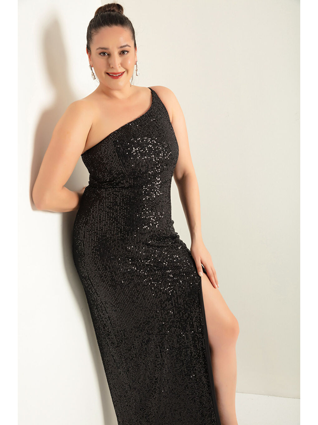 Kadın Siyah Tek Omuzlu Yırtmaçlı Büyük Beden Uzun Abiye Elbise-2