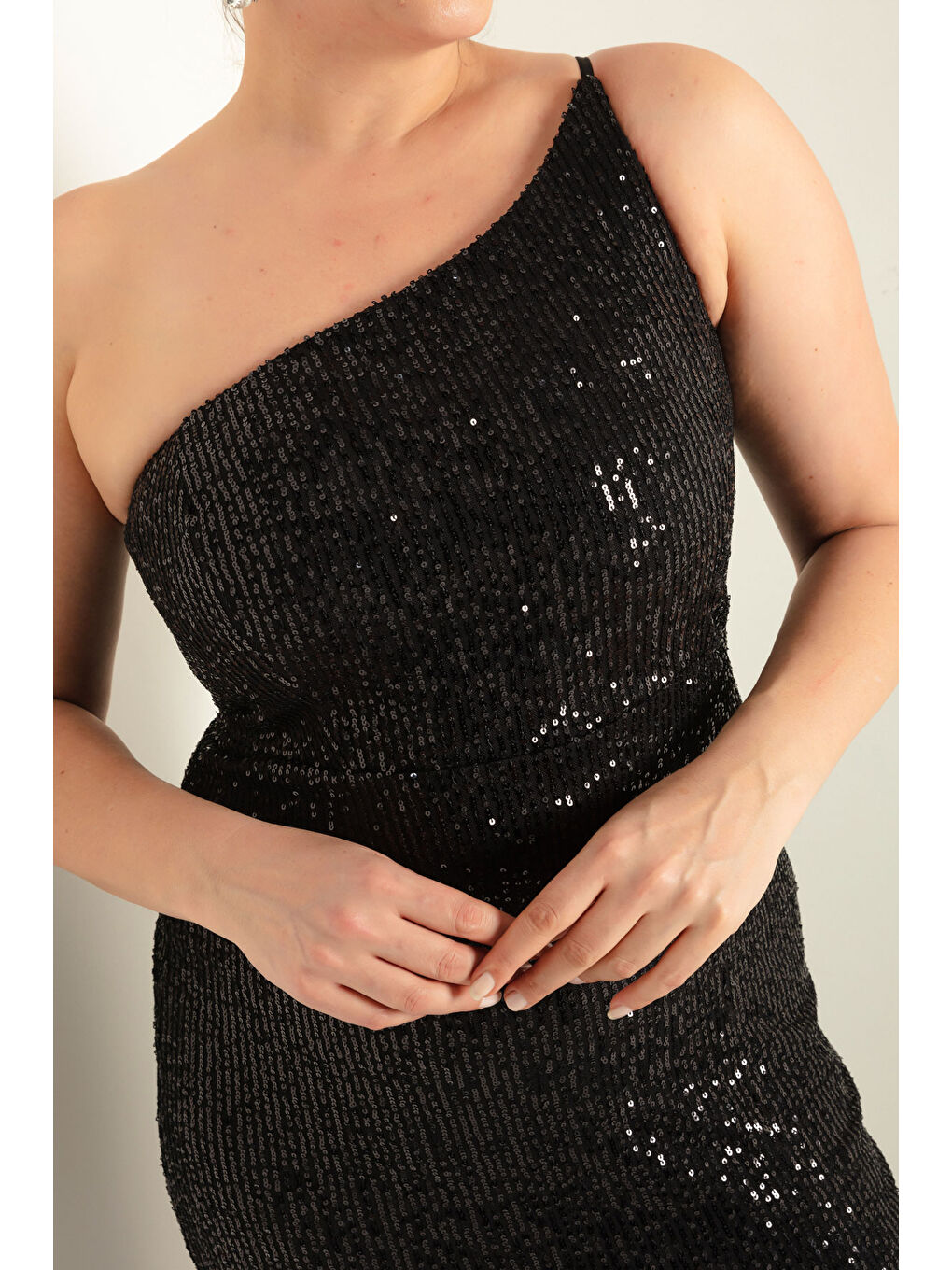 Kadın Siyah Tek Omuzlu Yırtmaçlı Büyük Beden Uzun Abiye Elbise-3