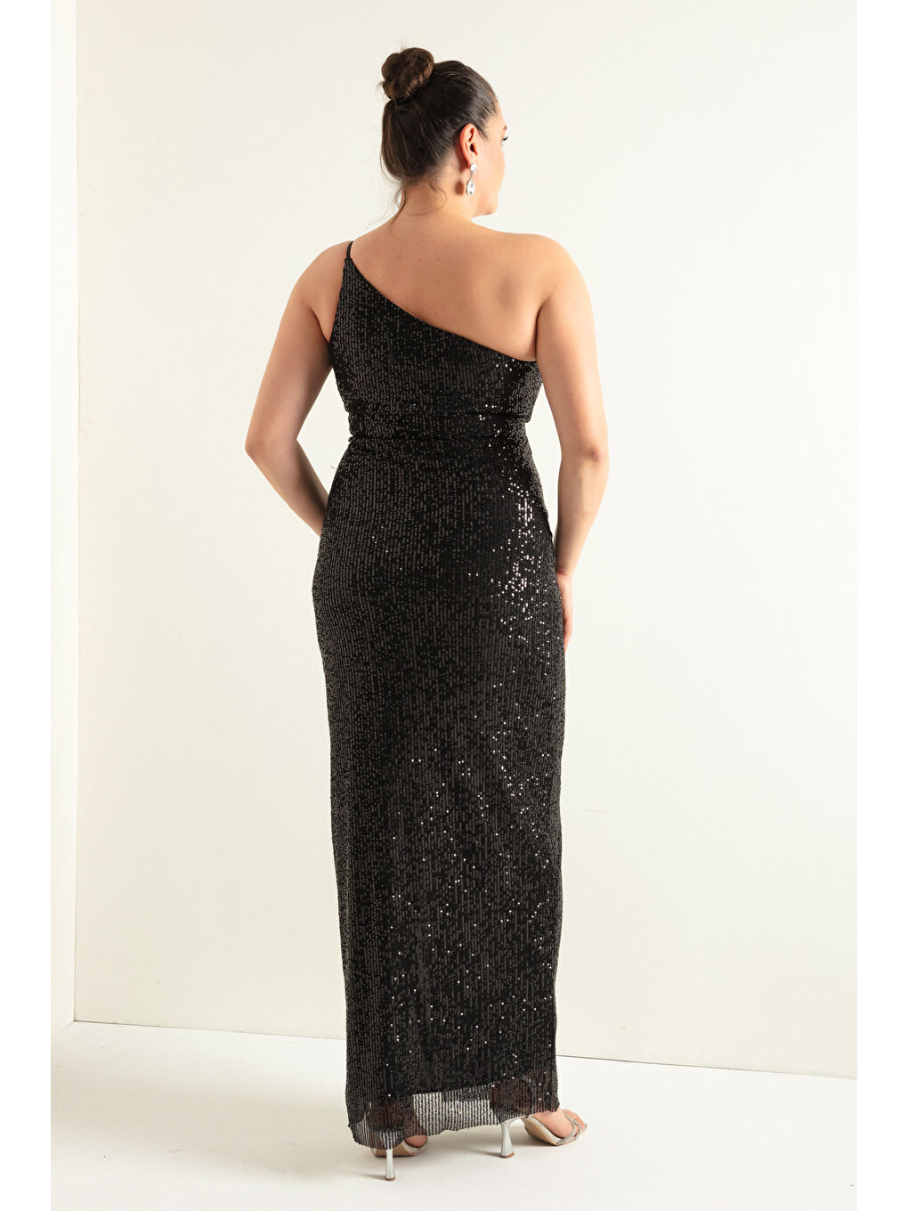 Kadın Siyah Tek Omuzlu Yırtmaçlı Büyük Beden Uzun Abiye Elbise-4