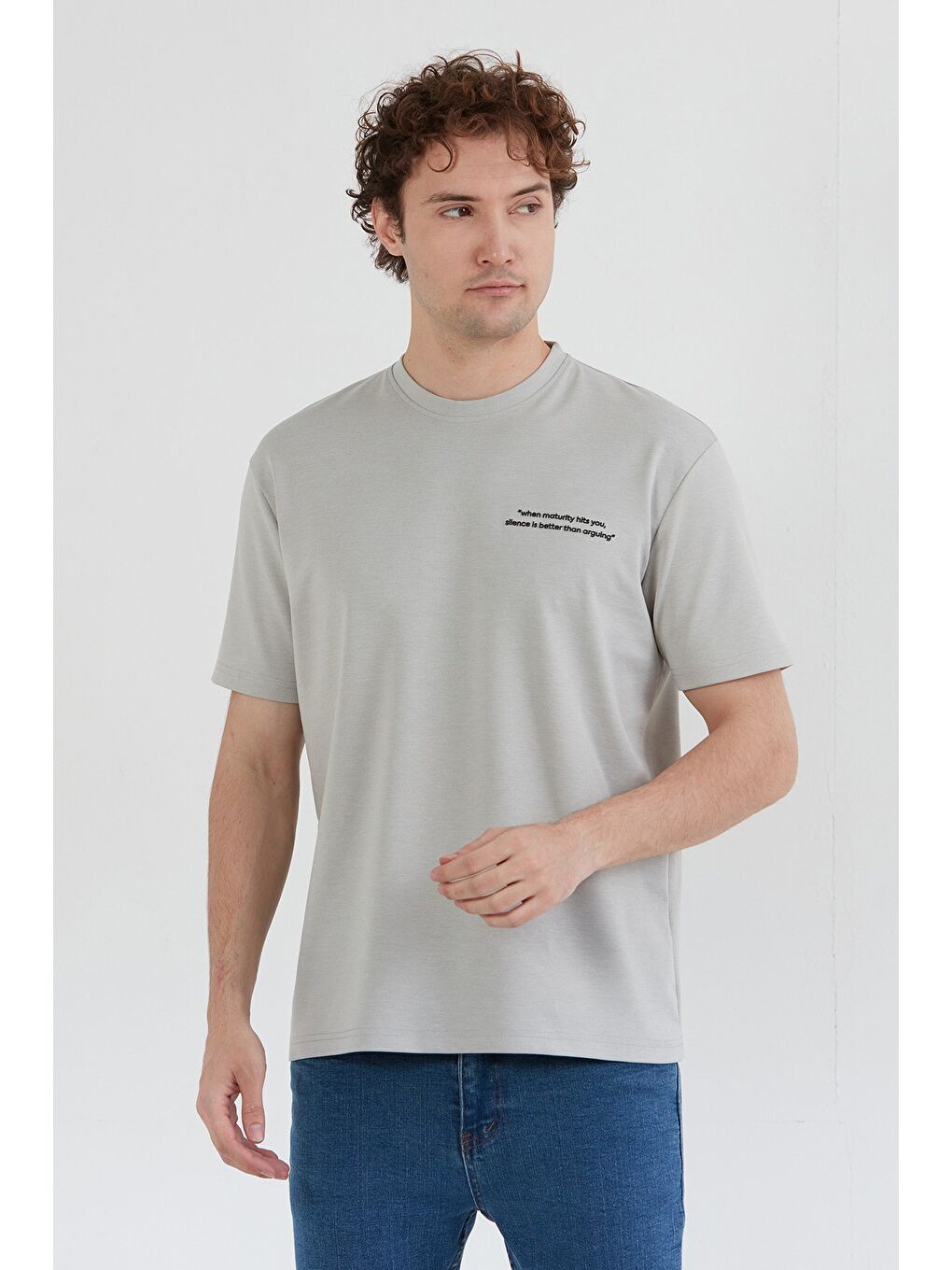 Gri Yazı Kabartma Baskılı Bisiklet Yaka Tişört