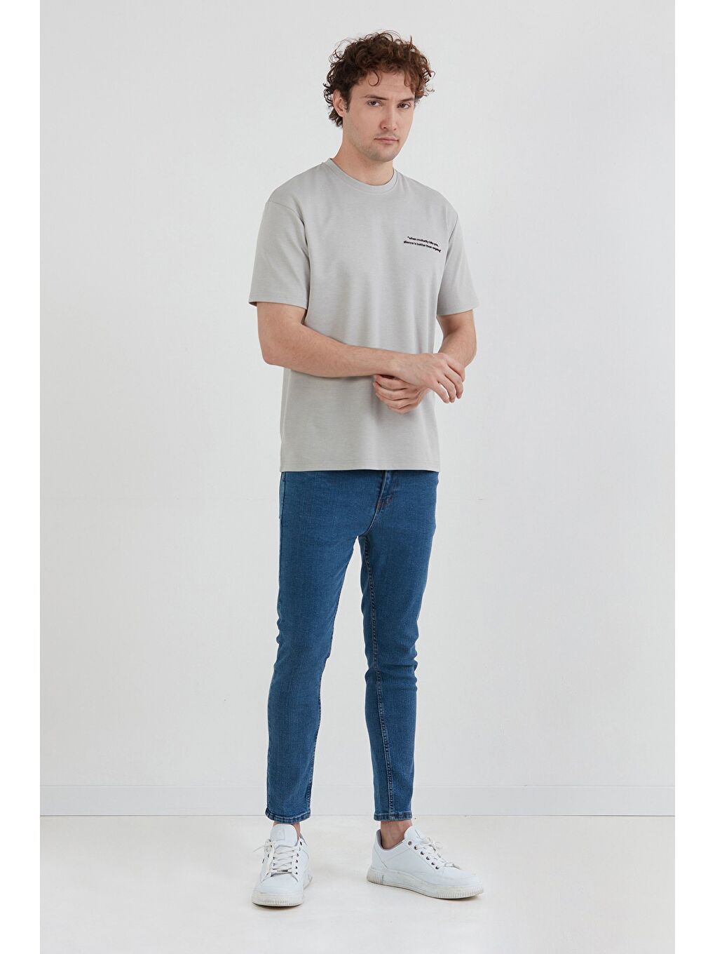 Gri Yazı Kabartma Baskılı Bisiklet Yaka Tişört-1