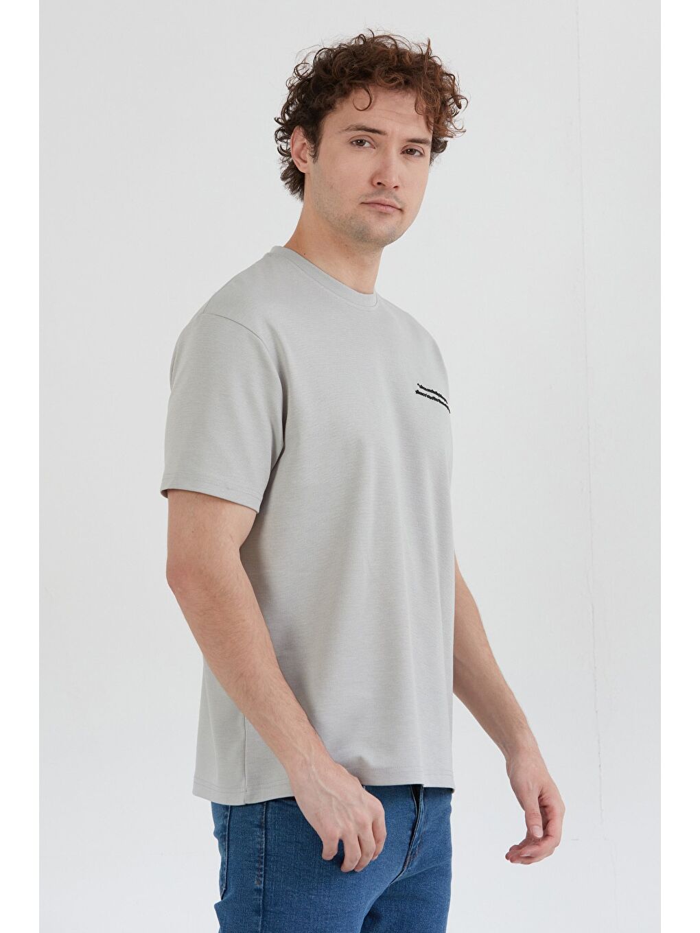 Gri Yazı Kabartma Baskılı Bisiklet Yaka Tişört-2