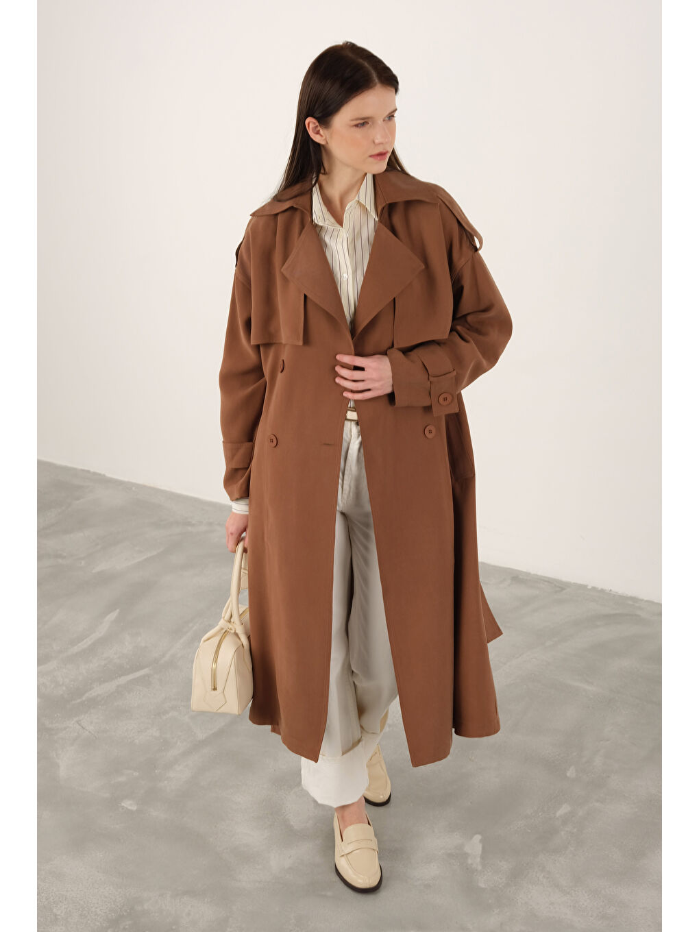 Kahverengi Trençkot Sıcak Kahve-3