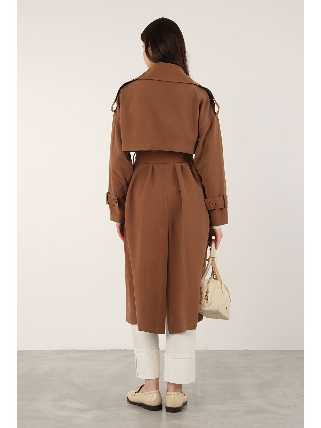 Kahverengi Trençkot Sıcak Kahve-4