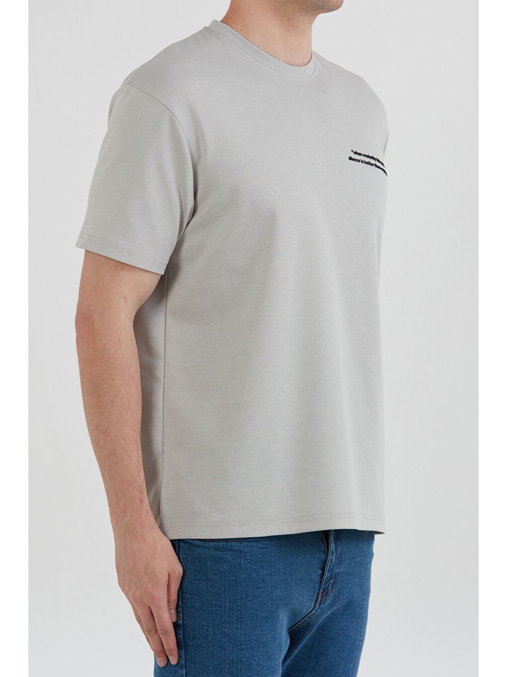 Gri Yazı Kabartma Baskılı Bisiklet Yaka Tişört-4