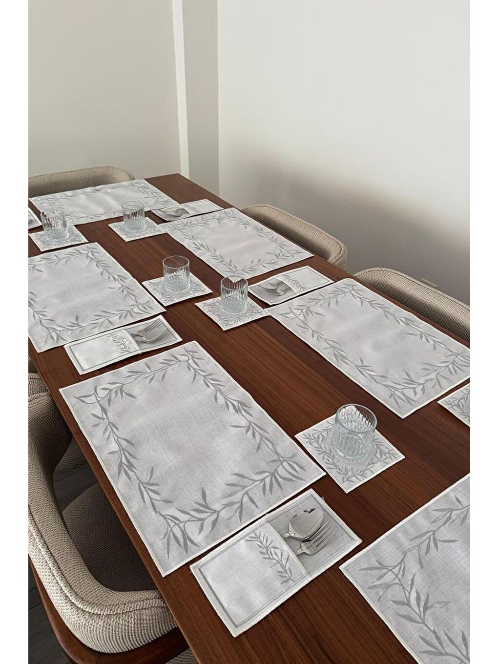 Gri Nazlım Keten Nakışlı Amerikan Servis Takımı 19 Parça Silver