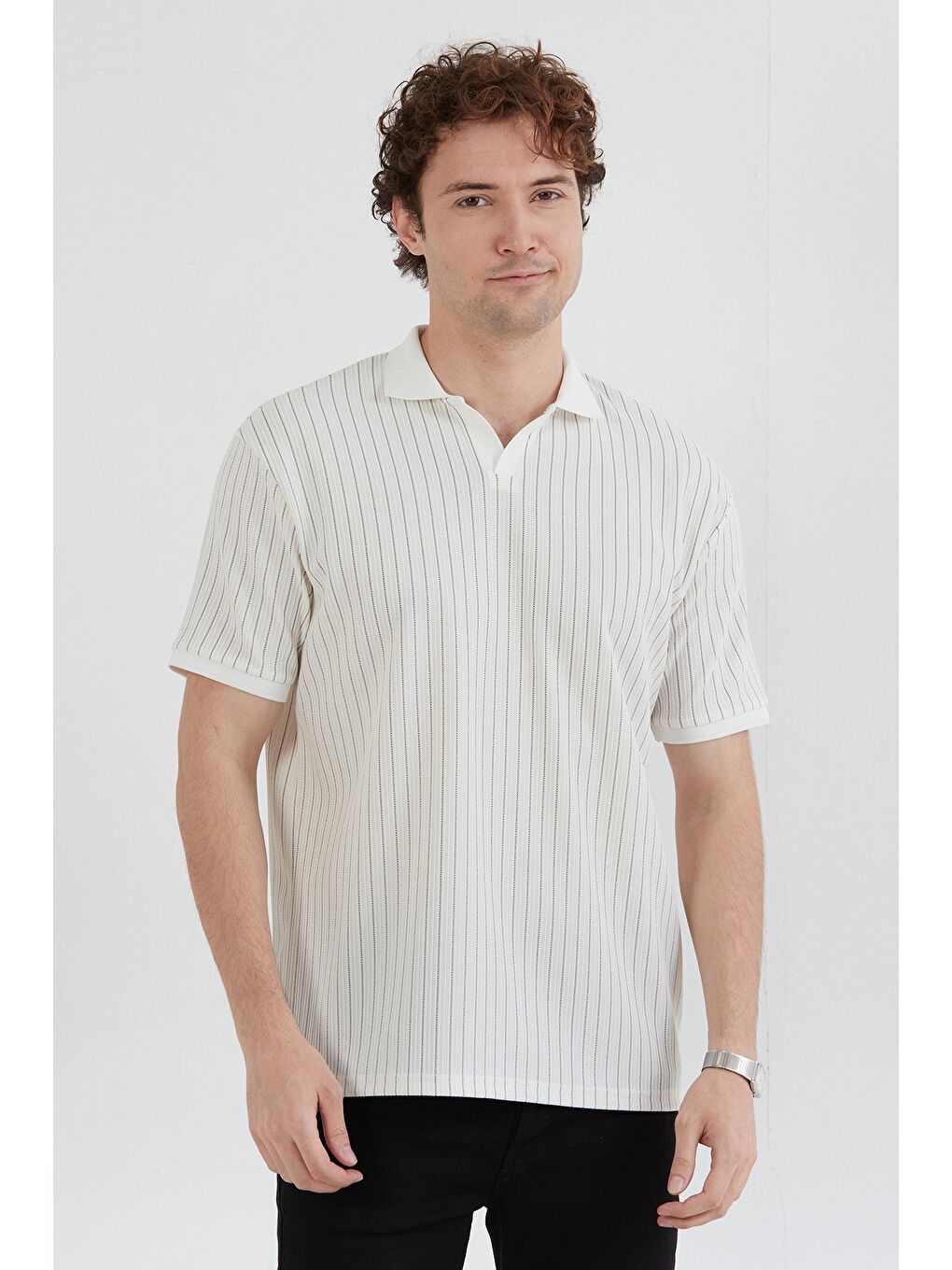 Beyaz Jakarlı Polo Yaka Tişört