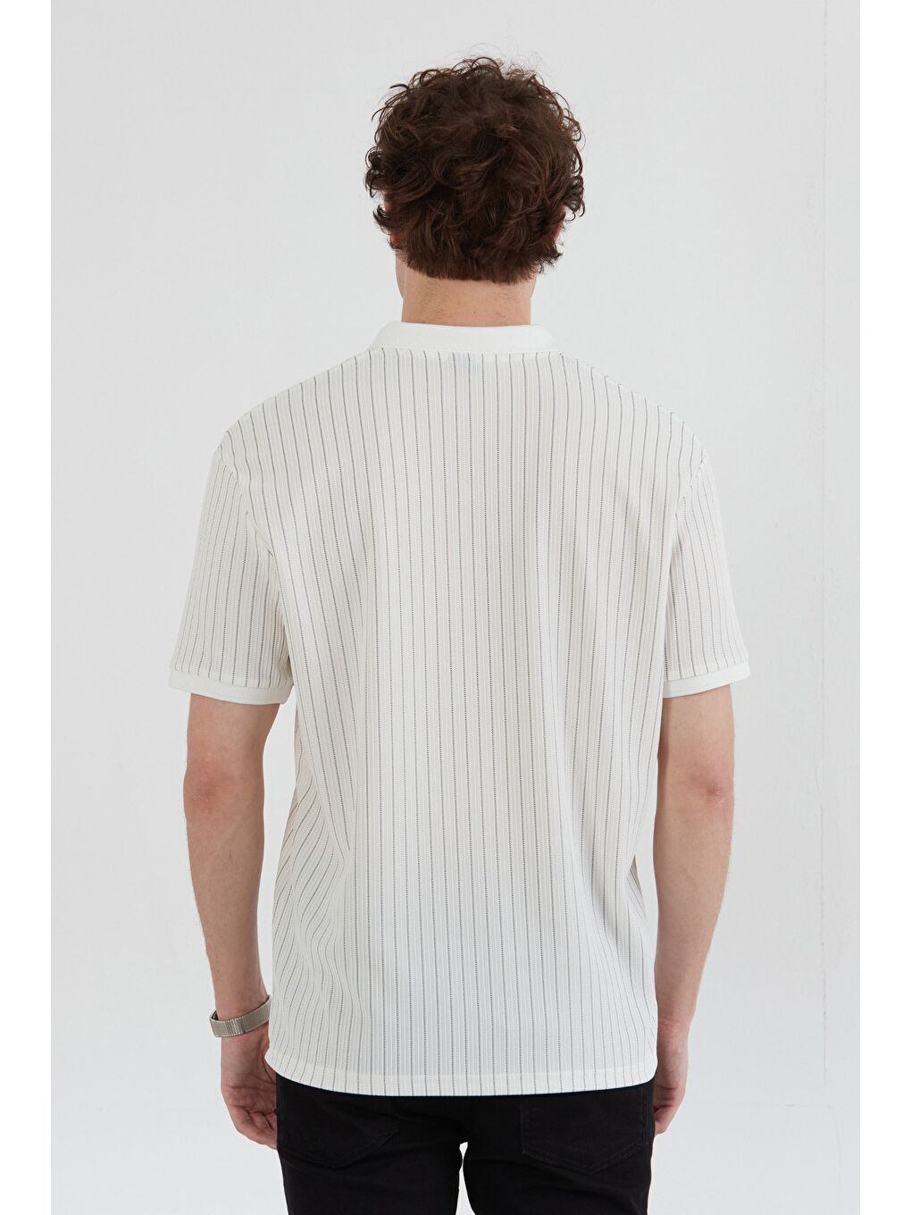 Beyaz Jakarlı Polo Yaka Tişört-3