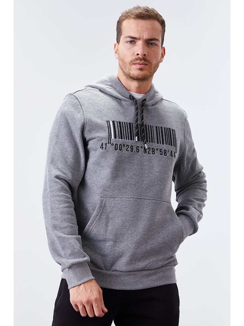 Gri Melanj Nakışlı Kanguru Cep Standart Kalıp Kapüşonlu  Erkek Hoodie - 87839-2